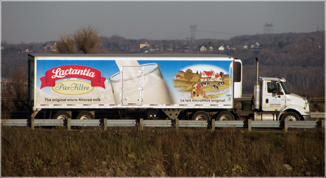 Camion de L.J. Déry, distributeur alimentaire au Québec