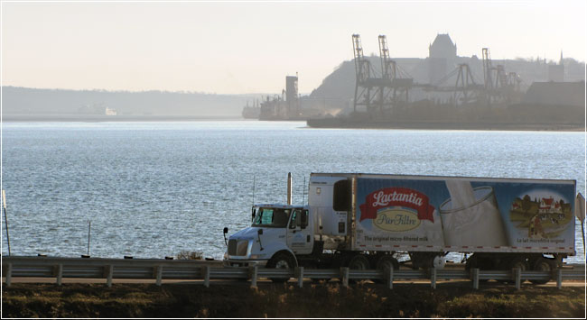 Camions de L.J. Déry, grossiste en produits laitiers et alimentation au Québec